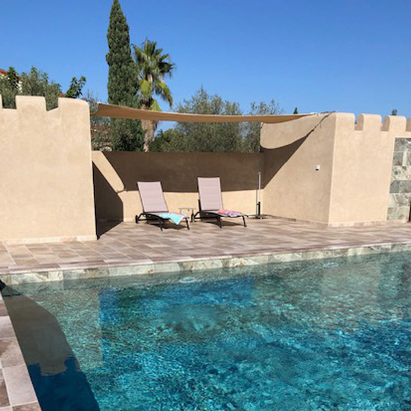 Bord de la piscine - niche avec transats