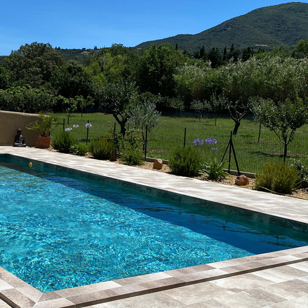 Bord de la piscine - vue sur la montagne